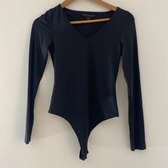 House of Harlow Black Long Sleeve V- Neck Thong Bodysuit w/ Snap Crotch - Picture 4 of 9